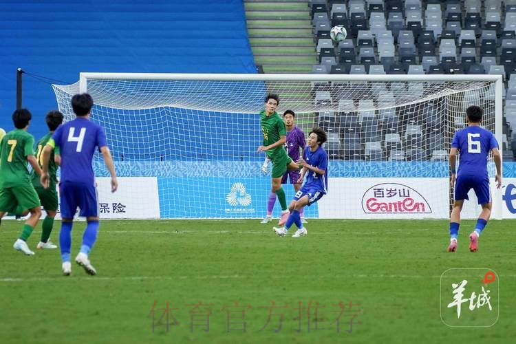 中国U-18男足国家队观看励志影片